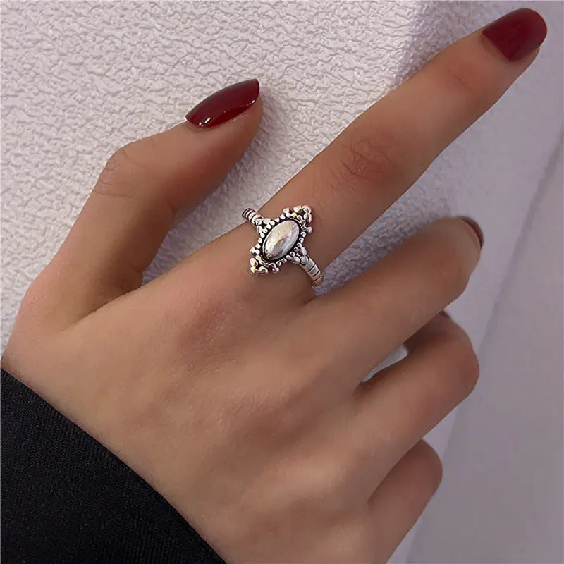 Elegant Vintage Women's Ring